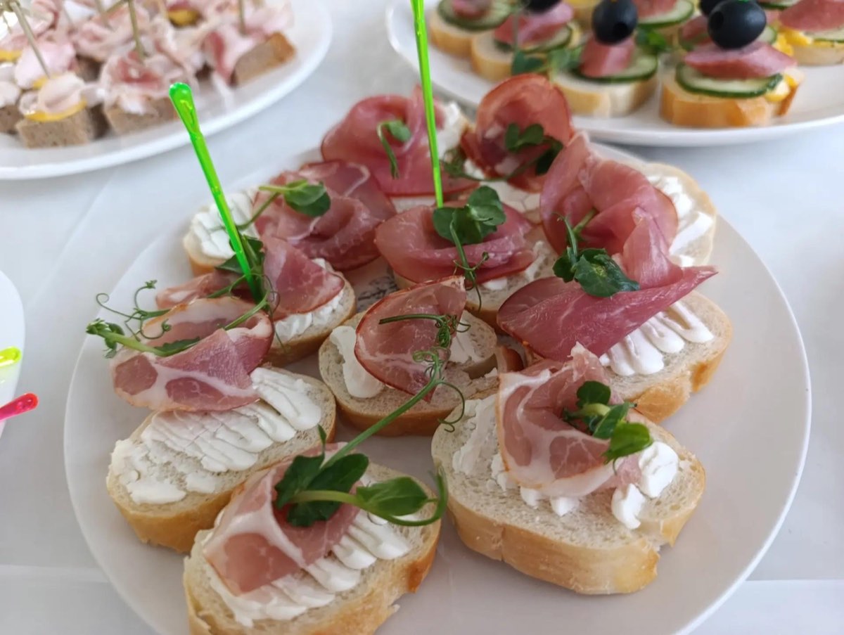 Мясные кростини — авторский кейтеринг Ольги Скляренко